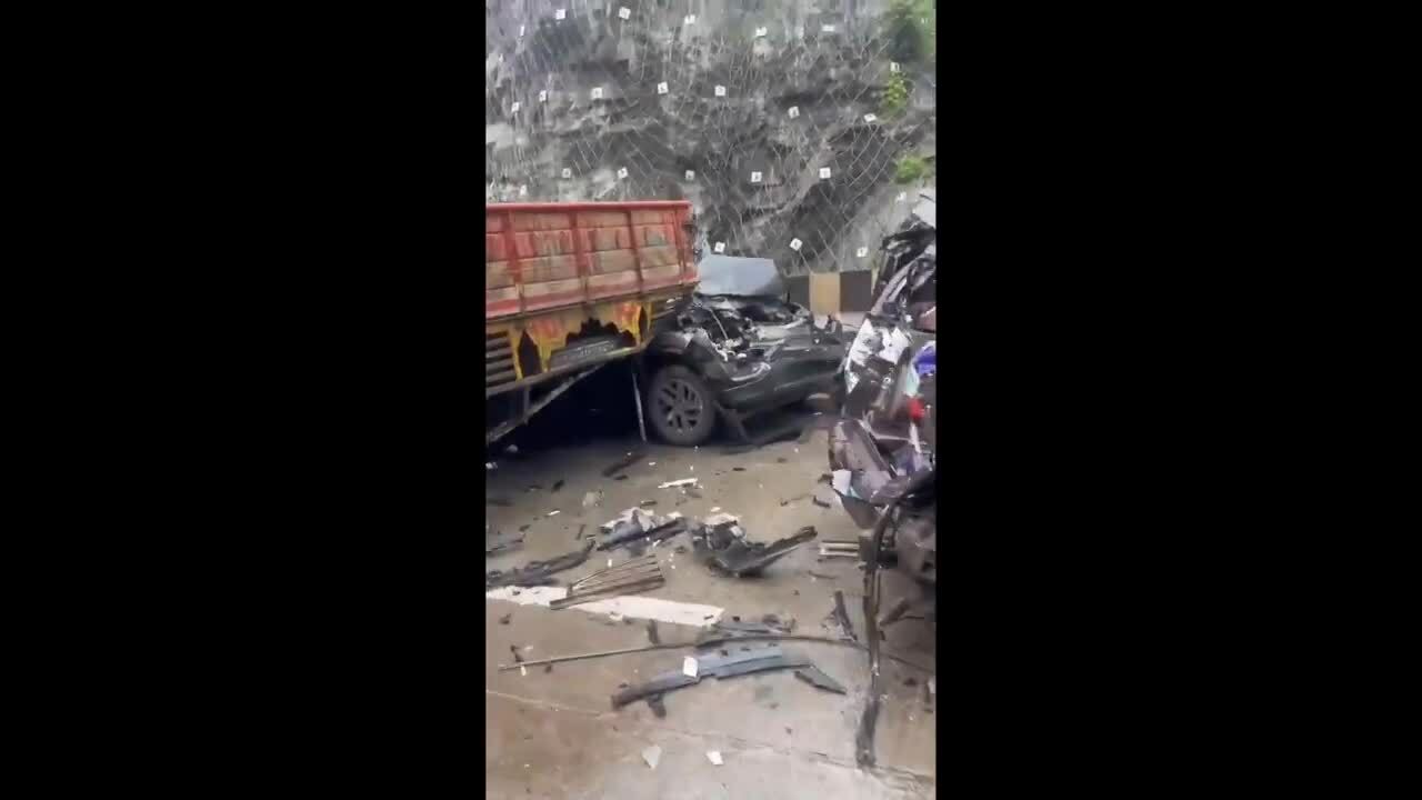 Xe tải mất phanh đâm dồn 24 ôtô, một người thiệt mạng