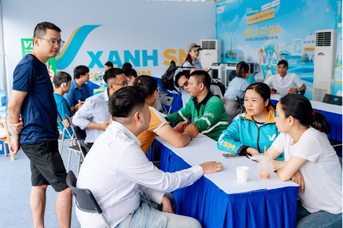 Chương trình 'Đổi xăng lấy điện' hút tài xế dịch vụ