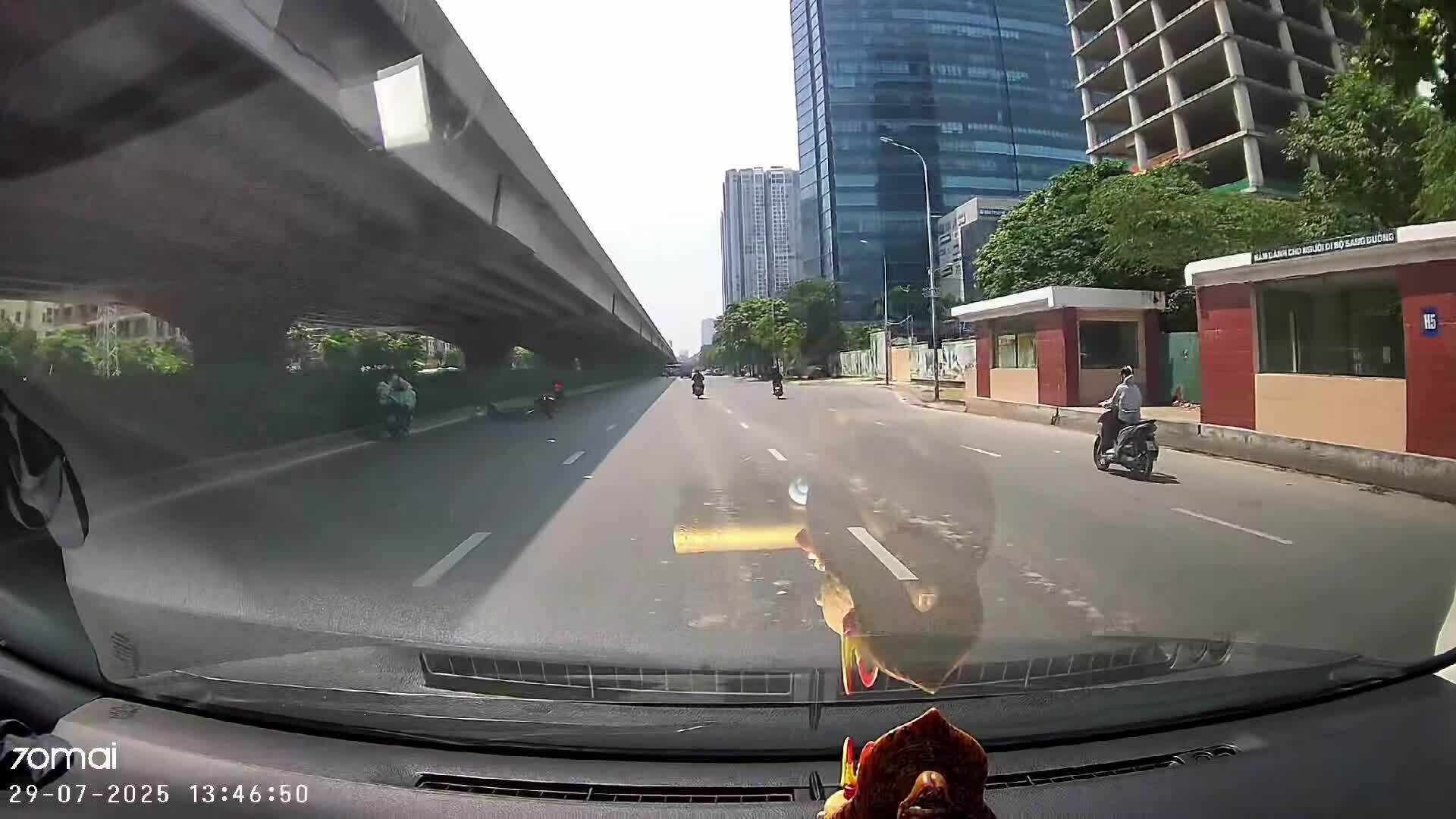 Hai xe máy đi ẩu kéo nhau ngã