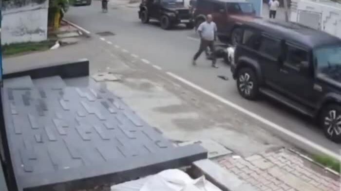 Sau tai nạn, ôtô tiếp tục lùi húc ngã nạn nhân