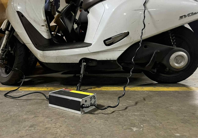 Sạc xe máy điện tại nhà thế nào cho an toàn?