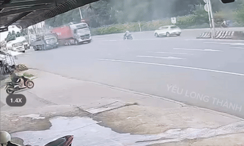 Xe máy sang ngang đường bị xe container đâm bay