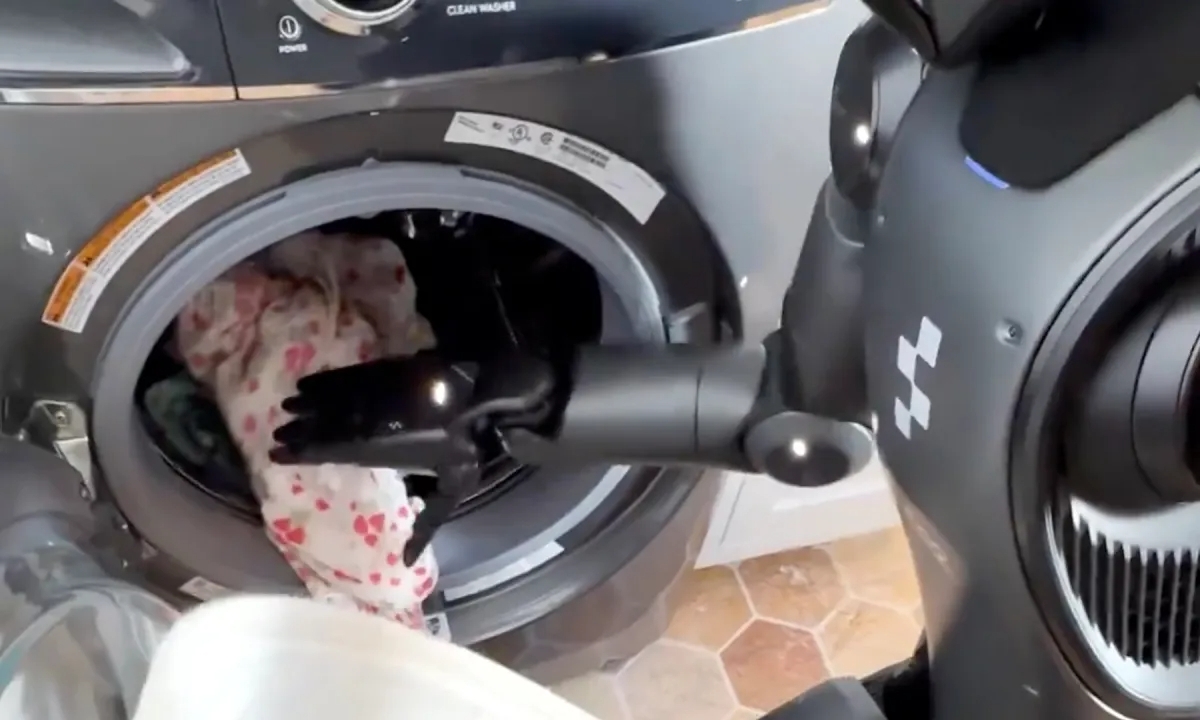 Robot hình người của Mỹ có khả năng tự giặt quần áo