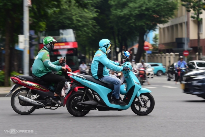 Cách sử dụng xe điện an toàn trong mùa 'nắng lắm, mưa nhiều'