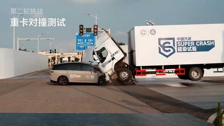 Tranh cãi độ trung thực của thử nghiệm ôtô điện đấu đầu xe tải