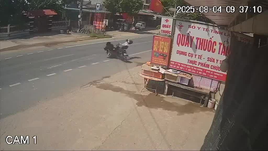 Hai xe máy lao vào nhau như đạn bắn ở góc khuất