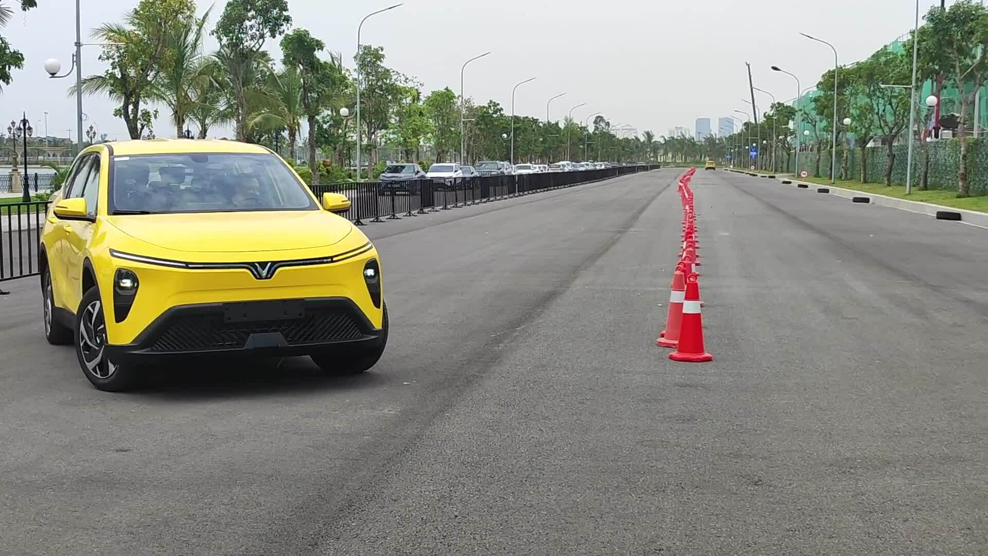 VinFast Limo Green: tăng tốc ổn khi đủ tải, hàng ghế ba đủ dùng