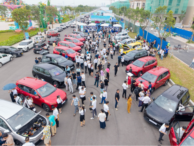 VinFast bàn giao lô xe điện 7 chỗ Limo Green đầu tiên