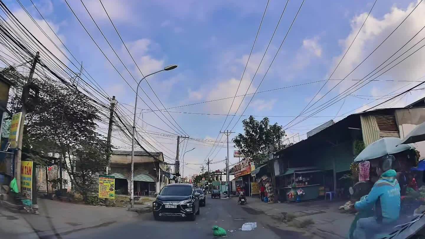 Xe ba gác làm rơi tảng đá lạnh xuống đường