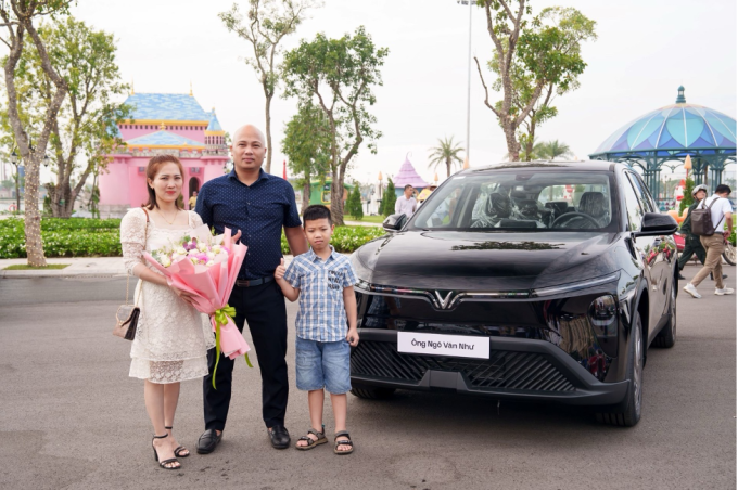Tài xế dịch vụ đánh giá VinFast Limo Green