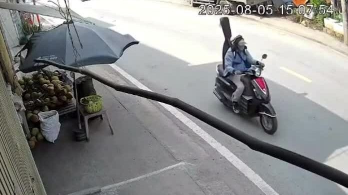 Xe tải vượt ẩu huých văng người đi xe máy