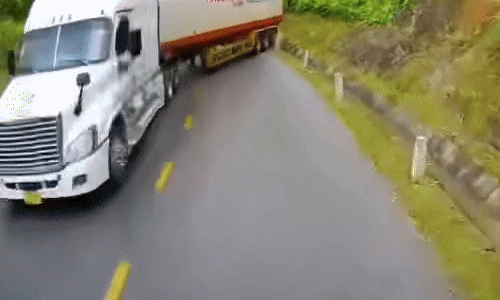 Vào cua nhanh, đuôi xe container văng mạnh vào đầu xe khác