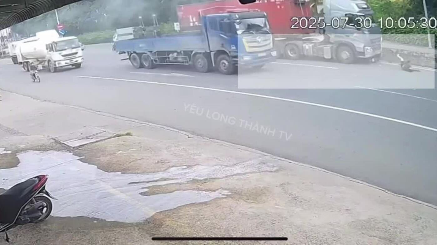 Xe máy sang ngang đường bị xe container đâm bay
