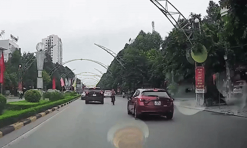 Học sinh phóng xe đạp ngược chiều len lỏi giữa nhiều ôtô