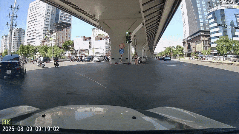 Xe máy như 'trên trời rơi xuống' tạt đầu ôtô