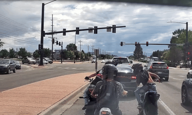 Biker bỏ bạn chạy thoát thân khi bị cảnh sát đột kích