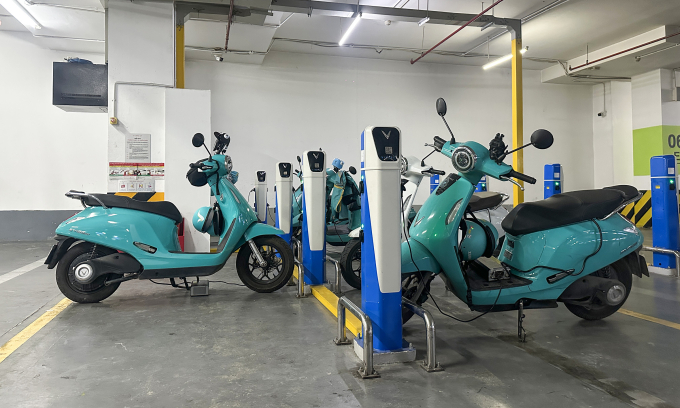 Bài toán trạm sạc công cộng với xe máy điện
