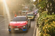 Dàn xe điện VinFast gây chú ý trên đường phố Philippines