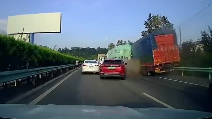 Xe tải đâm liên hoàn 14 ôtô ở đám tắc đường