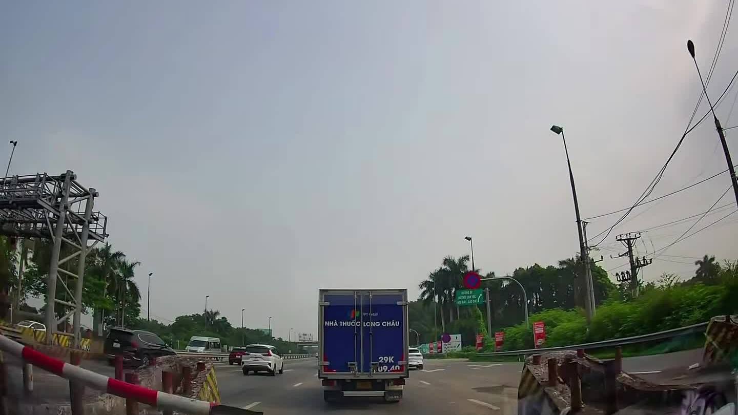 Nhân viên trạm thu phí bất chợt hạ barie trúng ôtô