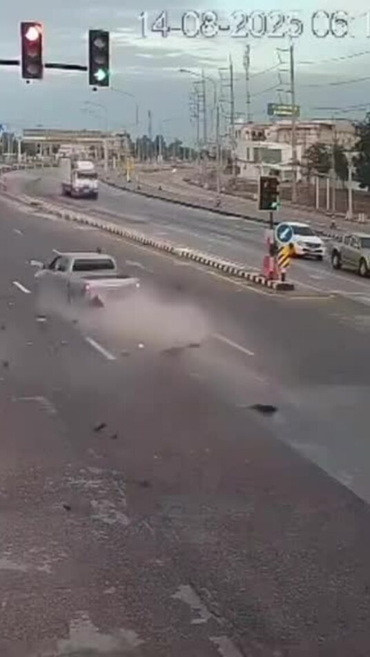 Ôtô vượt đèn đỏ đâm tử vong một gia đình đi xe máy