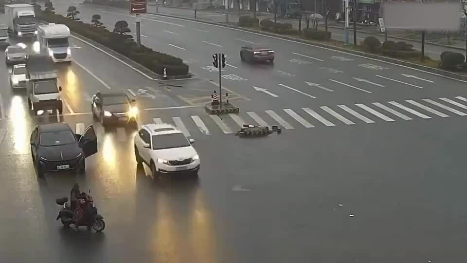 Xe máy điện vượt đèn đỏ bị 3 ôtô đâm liên tiếp