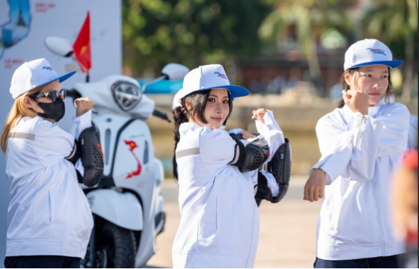 Các nữ biker tiếp sức hành trình xuyên Việt với Grande