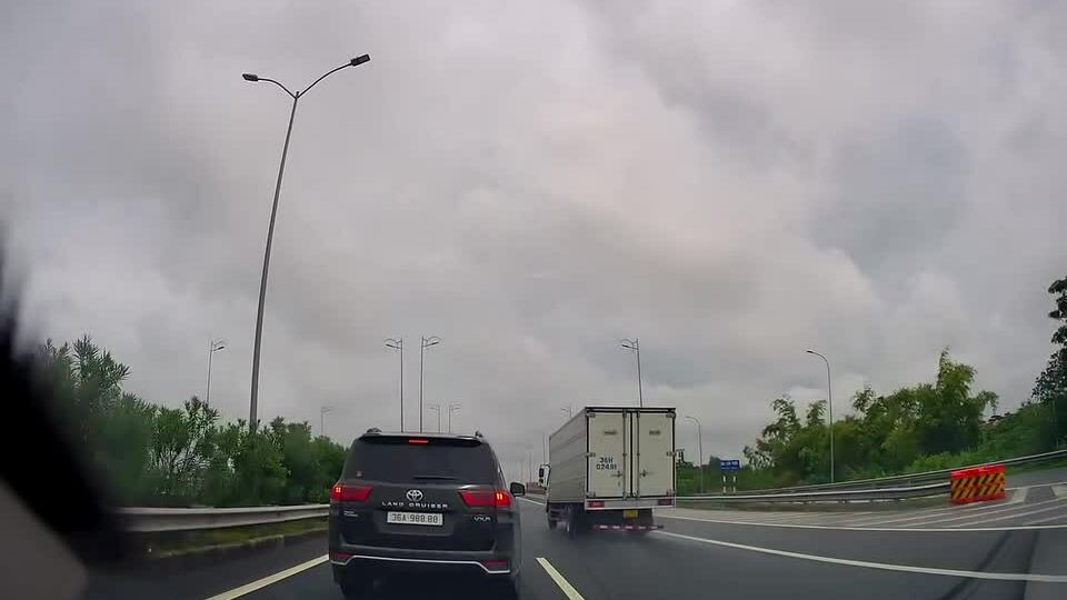 Ôtô suýt gây tai nạn khi dừng đột ngột ở làn 120 km/h