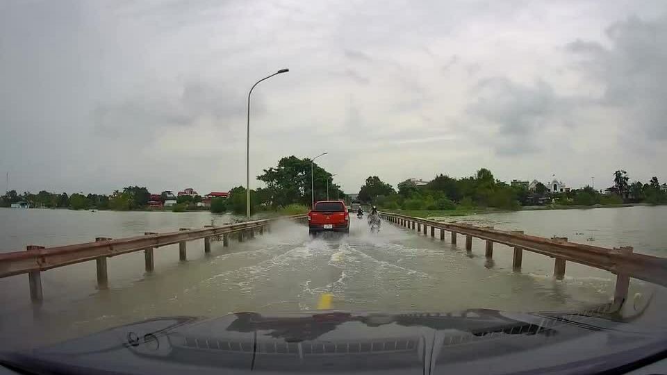 Xe bán tải phóng nhanh qua đường ngập, tạt nước vào xe máy