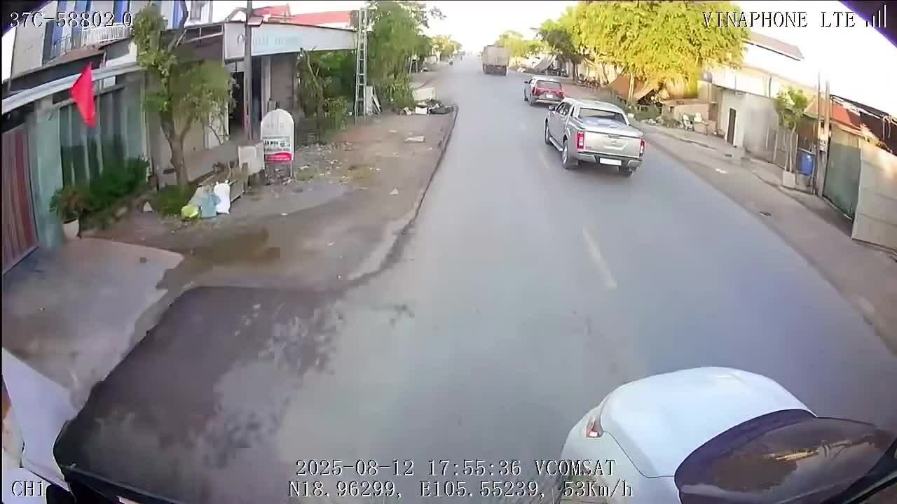 Ôtô con nộp mình cho xe container vì lỗi khi vượt