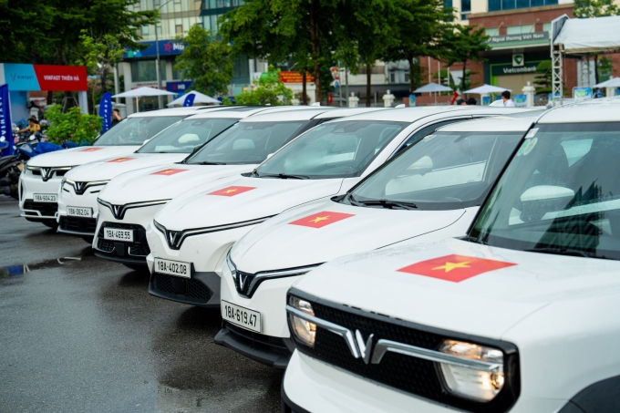 100.000 ôtô VinFast dán decal Quốc kỳ dịp 2/9