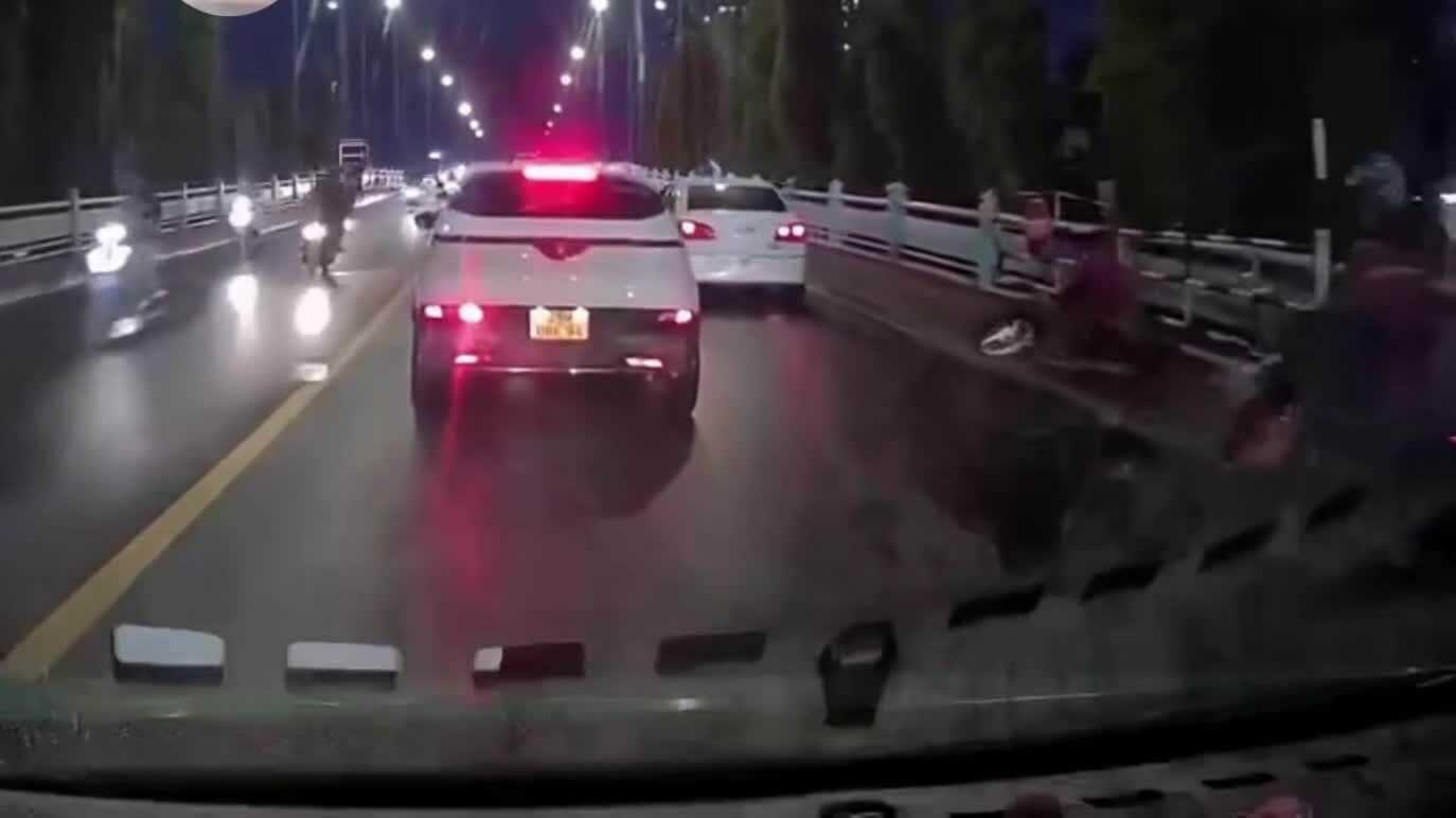 Ôtô vượt ẩu ép ngã người đi xe máy