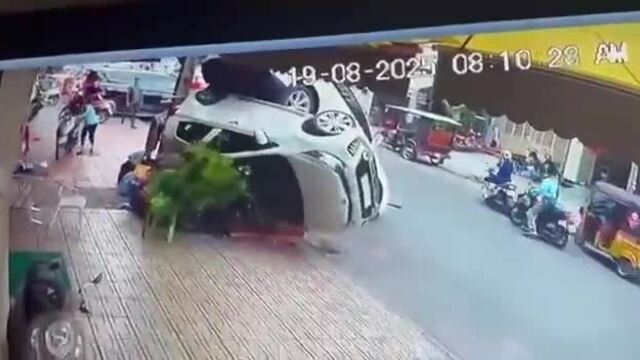Ôtô lùi ép xe khác lật ngửa