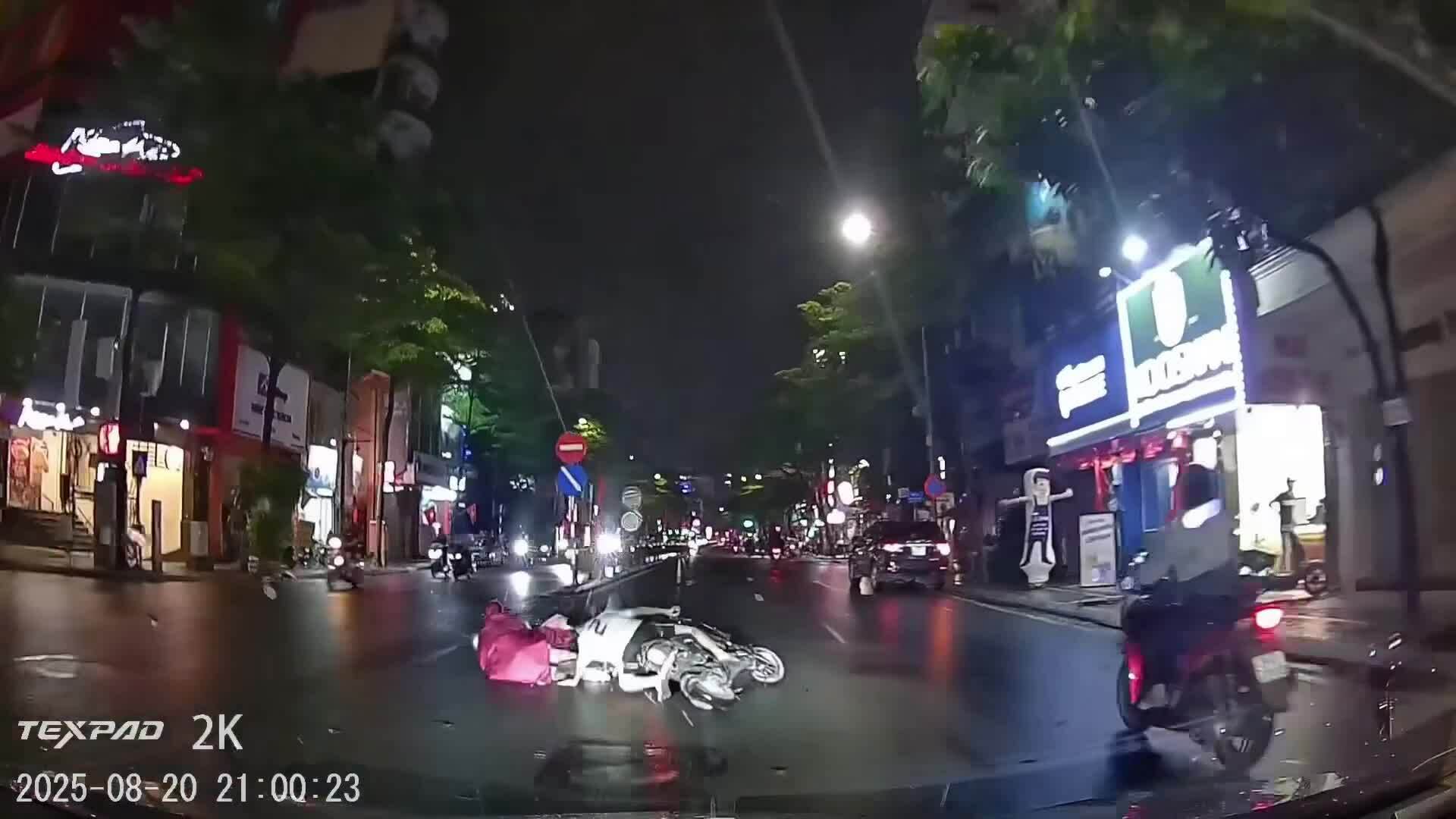 Cậu bé lái xe máy điện gây tai nạn rồi bỏ đi