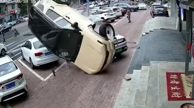 Ôtô lao qua dải phân cách, bay lên đầu loạt xe đang đỗ