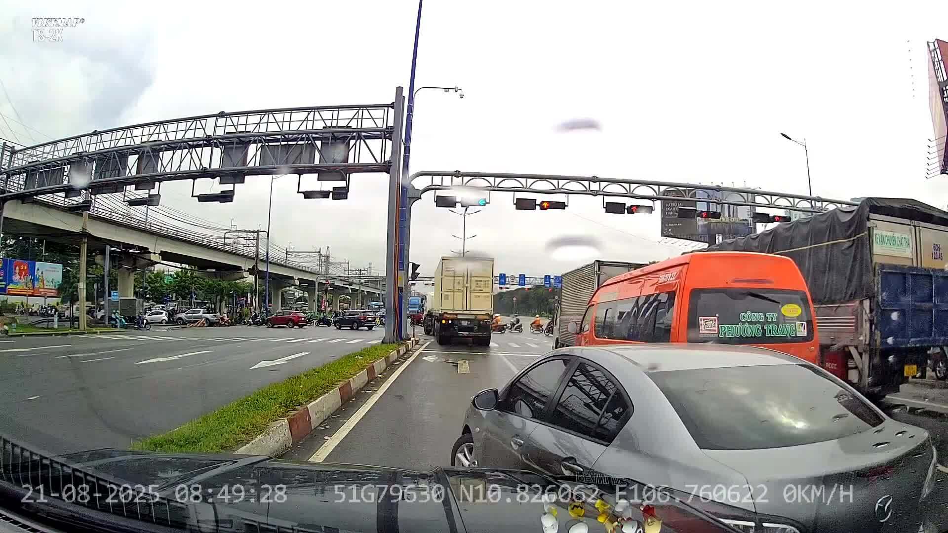 Ôtô húc ghì đầu xe khác để cướp làn