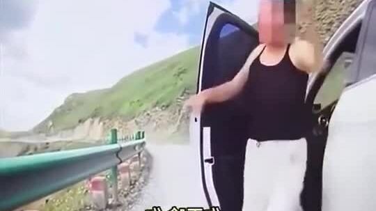 Lái ôtô lấn làn, nữ tài xế xuống gây sự