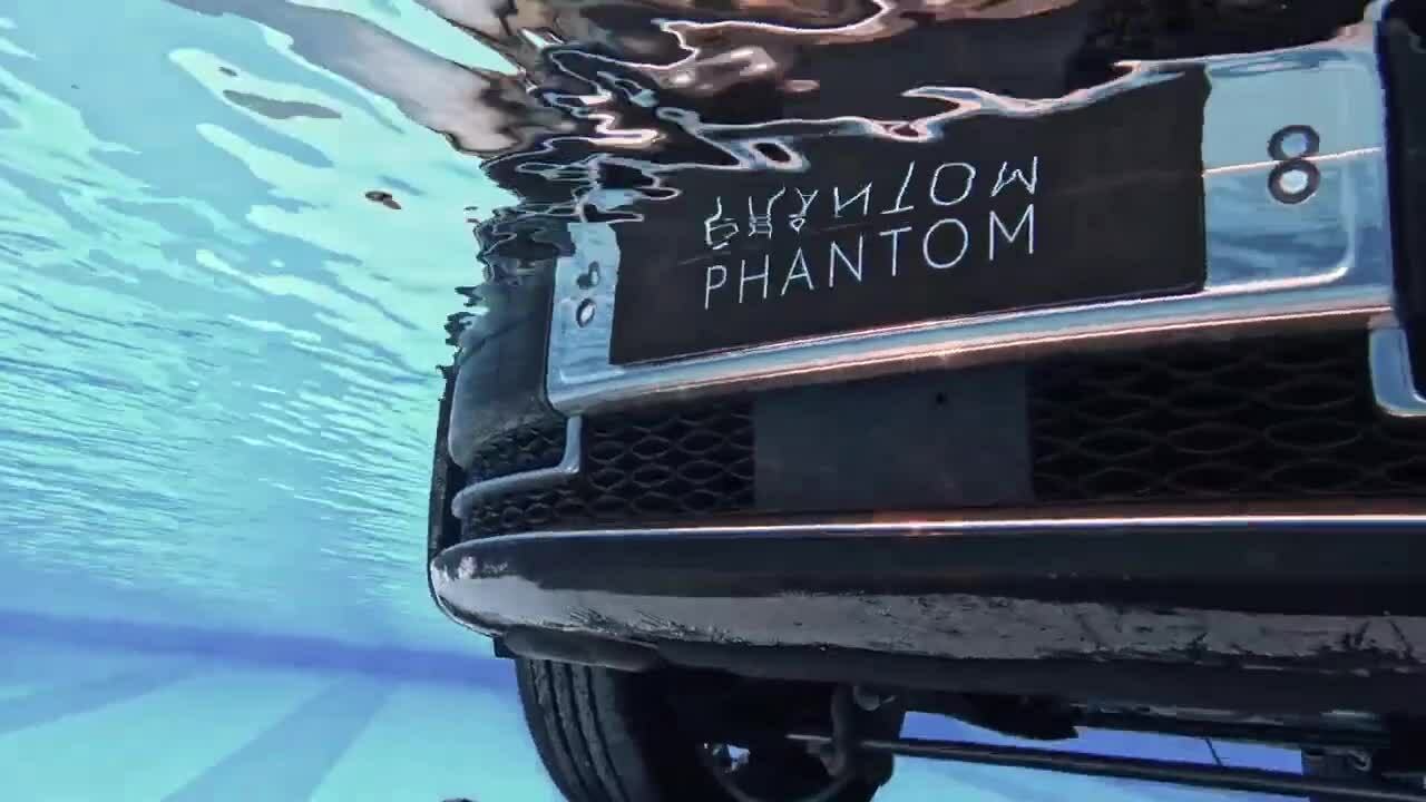 Rolls-Royce nhúng sedan siêu sang Phantom xuống bể bơi