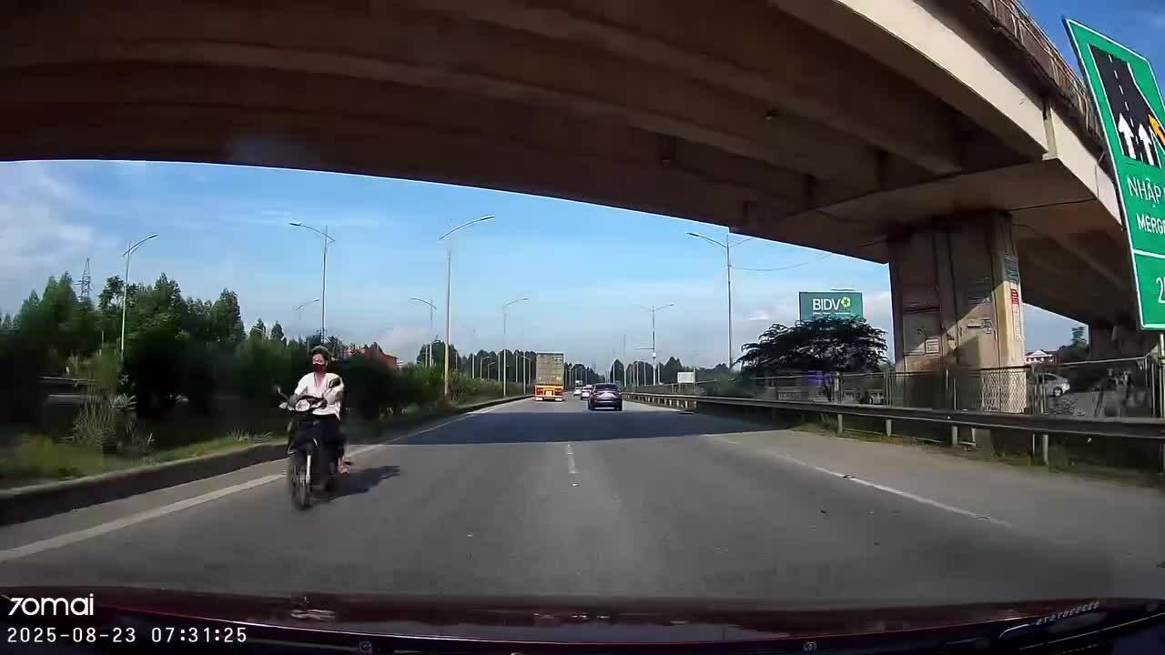 Xe máy 'bán mạng' đi ngược chiều trên cao tốc