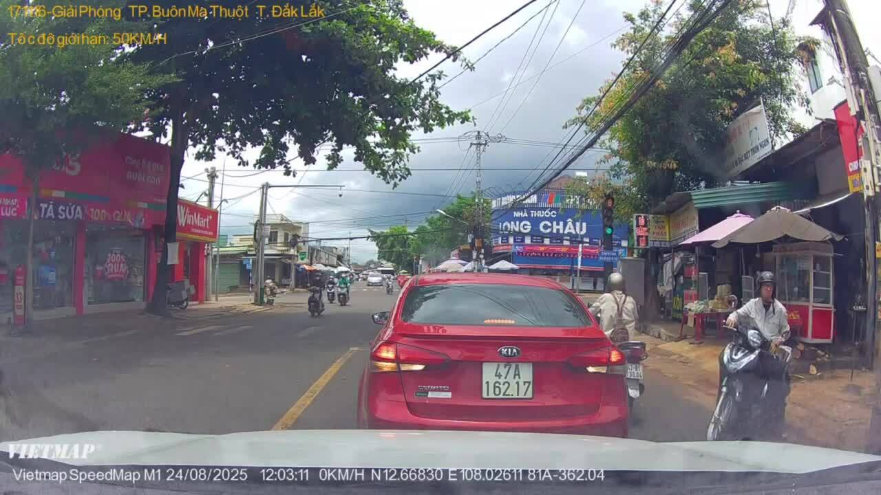 Ôtô dừng giữa ngã tư đèn xanh, bịt lối đi để chờ người