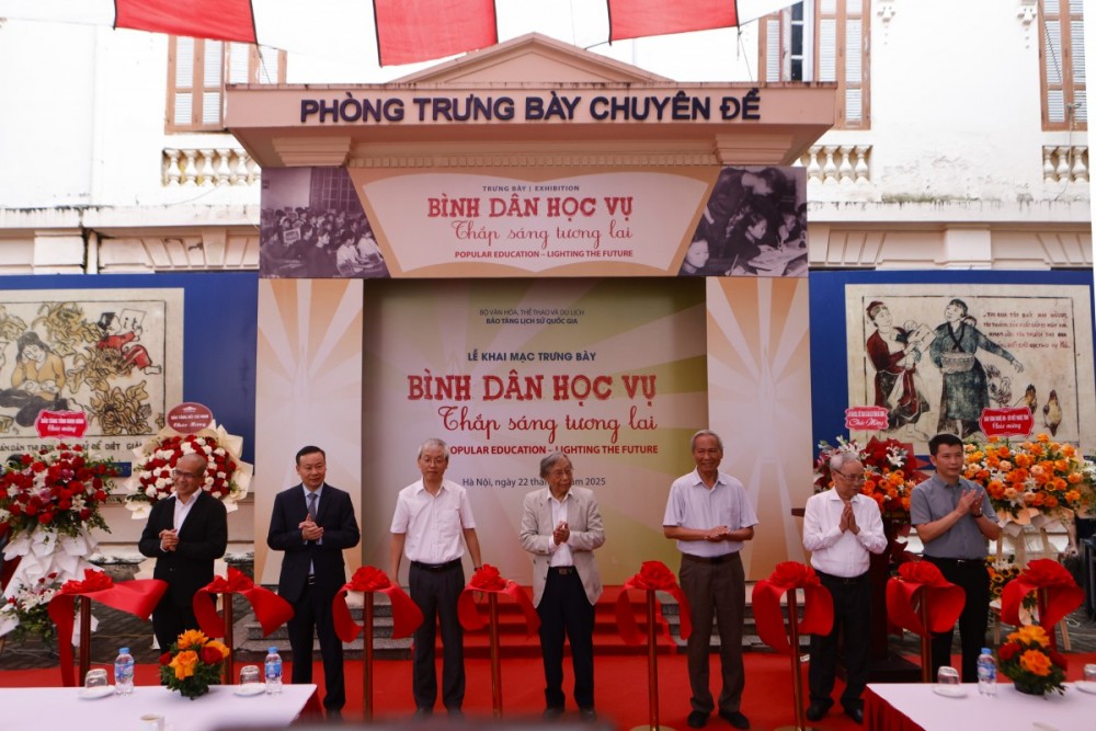 Khai mạc trưng bày chuyên đề 'Bình dân học vụ - Thắp sáng tương lai'
