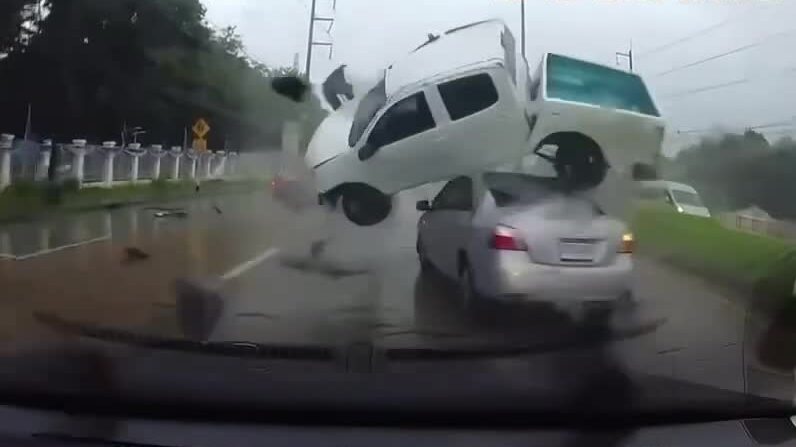 Xe bán tải mất lái trên đường ướt, lộn vòng qua đầu ôtô khác