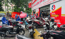 Người Hà Nội xếp hàng một tiếng chờ sửa xe chết máy