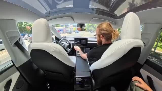 Robotaxi của Tesla không thể tự rẽ trái, tài xế phải lái thay