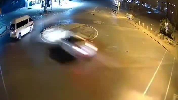 Ôtô lao như đạn bắn qua vòng xuyến