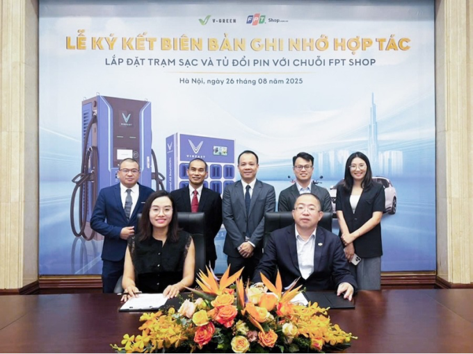 V-Green sắp triển khai trạm sạc, đổi pin xe điện tại FPT Shop