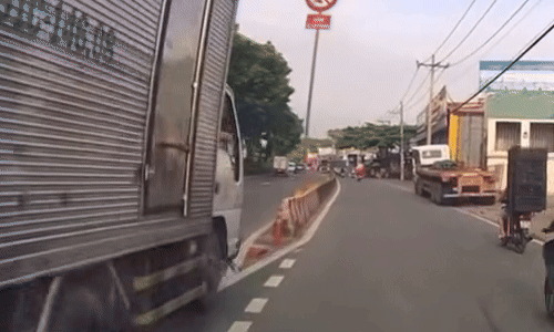 Xe tải lao thẳng vào dải phân cách, lật ngang