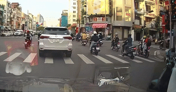 Tạt đầu ôtô, người đi xe máy bị đâm ngã Tạt đầu ôtô, người đi xe máy bị đâm ngã