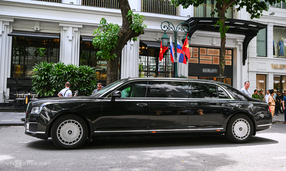 Limousine của Tổng thống Nga trên phố Hà Nội