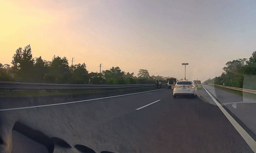 Ôtô thay lốp ở làn đường xe chạy 120 km/h